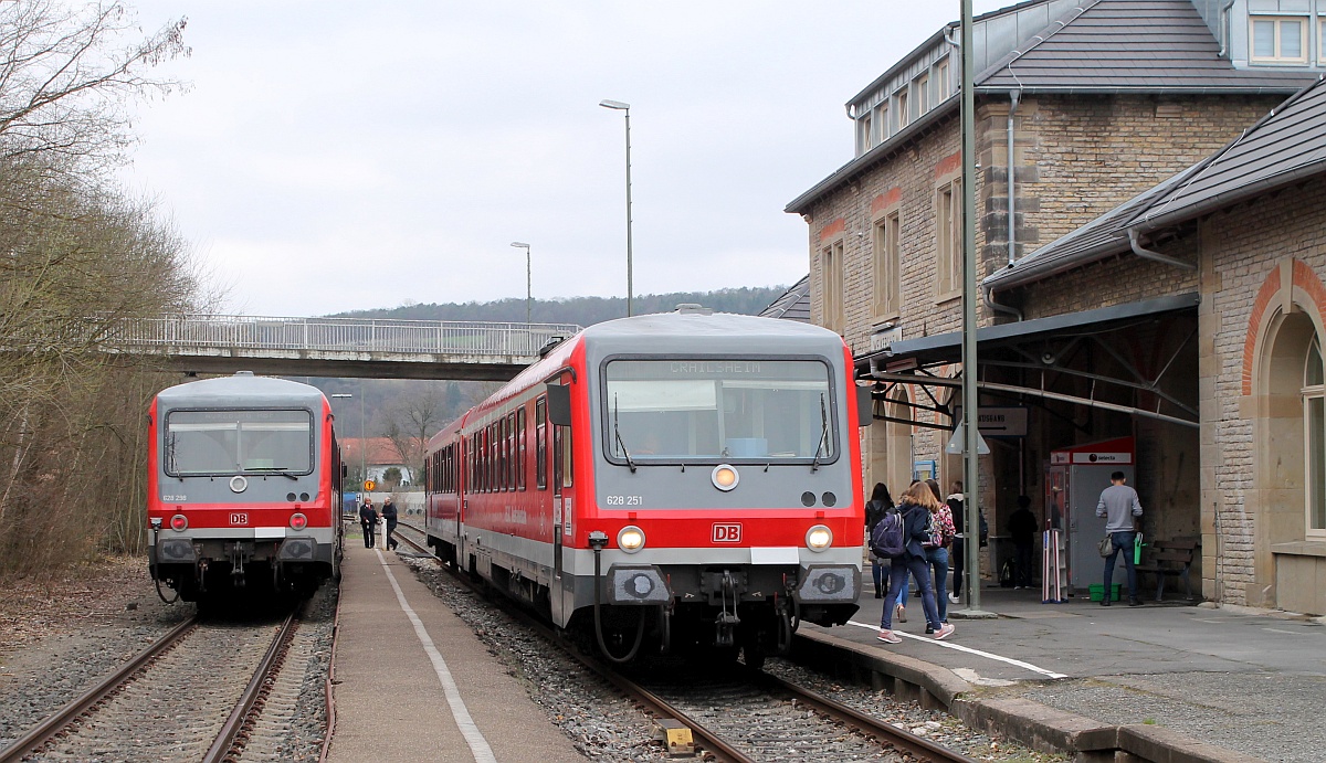 DB 628/928 298 als RE nach Würzburg und 628/928 251 aus Würzburg. Weikersheim 23.03.2017