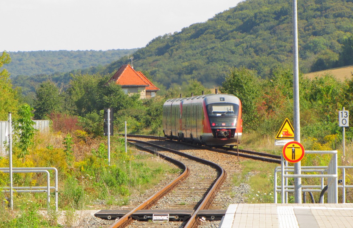 DB 642 156 als RB 34881 von Nebra nach Naumburg Ost, am 12.09.2015 bei der Ausfahrt in Laucha. Diese Triebzüge verkehrten wieder wegen dem 82. Freyburger Winzerfest am 12.09. und 13.09. zwischen Naumburg und Nebra.