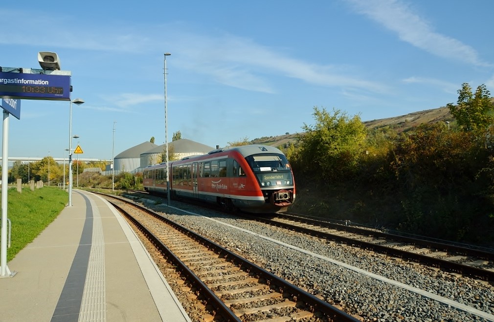 DB 642 187 als 11.  Unstrut-Schrecke-Express , am 03.10.2015 w�hrend der Abstellung in Karsdorf. Sp�ter ging es als Lt 72545 wieder zur�ck nach Nebra.