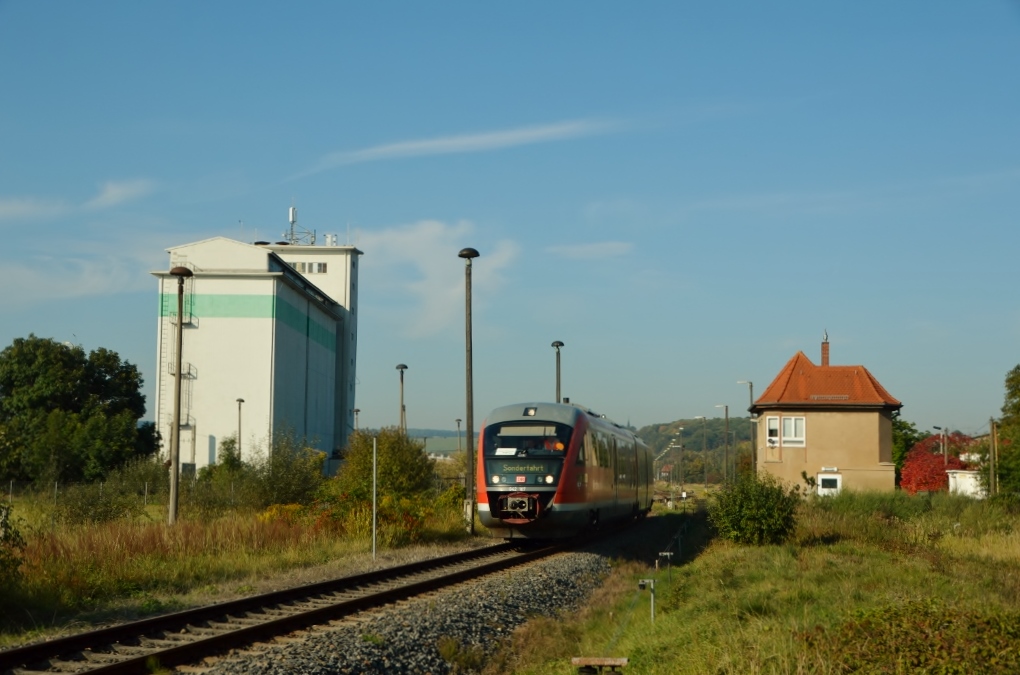 DB 642 187 als Lt 72531 von Nebra nach Karsdorf, am 03.10.2015 bei der Durchfahrt im ehem. Bahnhof Vitzenbug. Zuvor verkehrte der Triebwagen als  Unstrut-Schrecke-Express  von Erfurt nach Wangen.