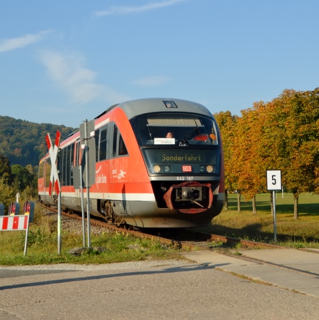 DB 642 187 erreicht am 03.10.2015 als RB 17510  Unstrut-Schrecke-Express  aus Erfurt Hbf �ber Artern sein Ziel Wangen. Laut Tf war der Abschnitt Artern - Ro�leben schwierig zu fahren.