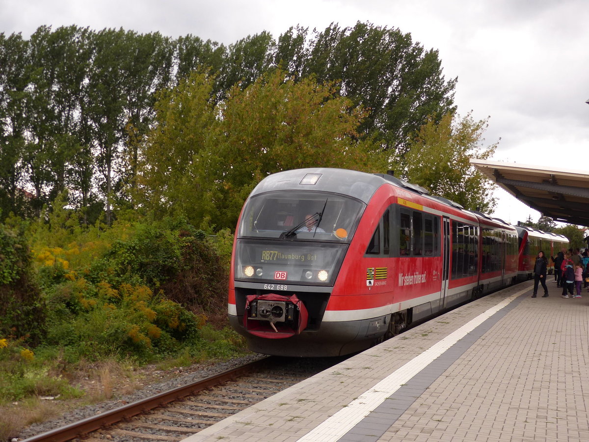 DB 642 188  Joseph von Fraunhofer  + 642 162  Hansestadt Gardelegen  als RB 26881 von Nebra nach Naumburg Ost, am 09.09.2017 beim Halt in Laucha.