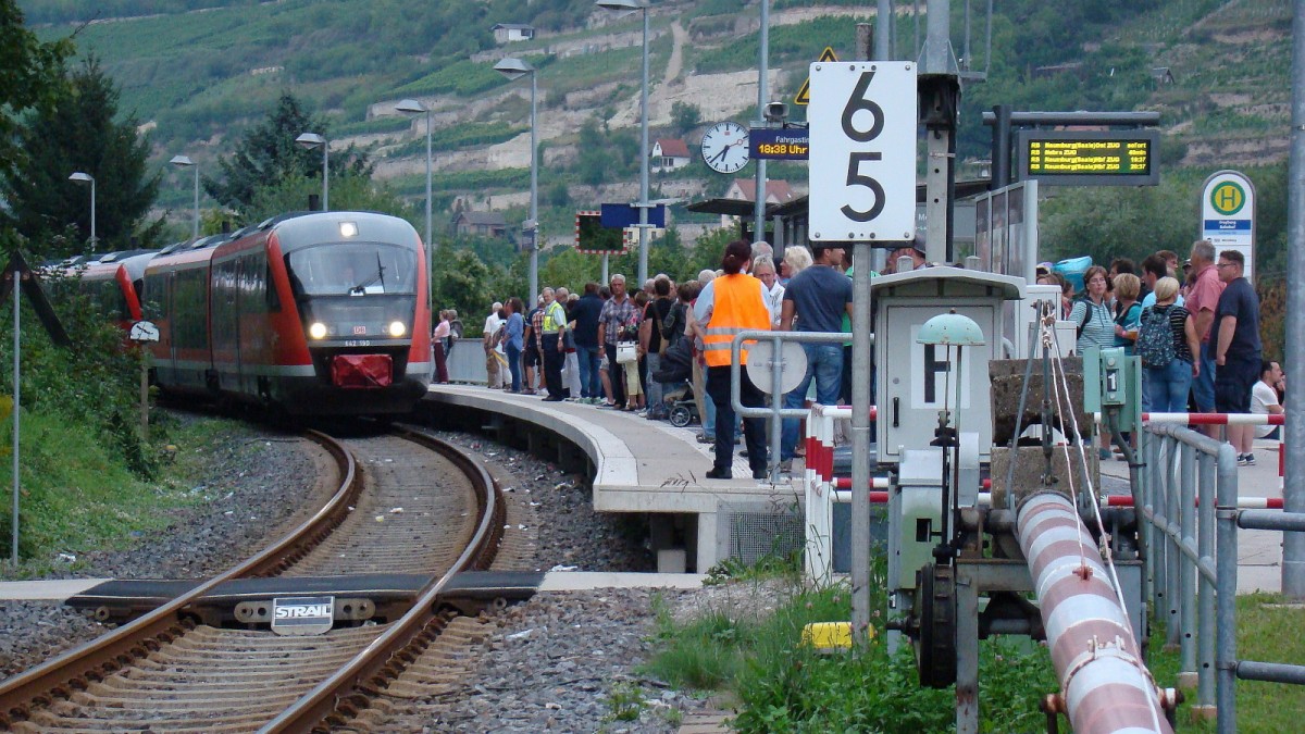 DB 642 190 + 642 xxx als RB 34887 von Nebra nach Naumburg Ost, am 13.09.2015 bei der Einfahrt am Haltepunkt Freyburg. (Foto: Günther Göbel)