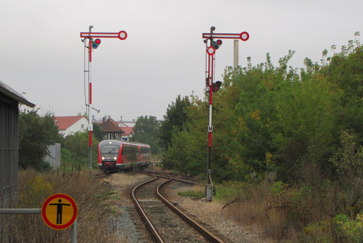 DB 642 221 + 642 219 als RB 34883 von Nebra nach Naumburg Ost, am 13.09.2014 bei der Einfahrt in Laucha. Dort stehen in Richtung Nebra auch noch die beiden schönen Formsignale. 