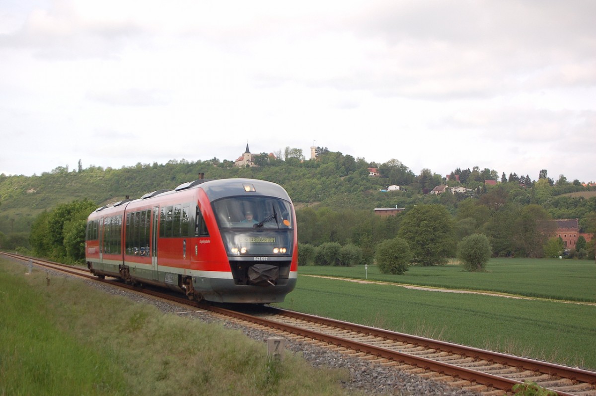 DB 642 557 der Erzgebirgsbahn als RB 70791 von Laucha nach Naumburg Hbf, am 10.05.2014 bei Freyburg. Die Mitarbeiter der Erzgebirgsbahn machten an dem Tag eine Mitarbeiterfahrt ins Unstruttal nach Freyburg. Der Tw mu�te leer bis Laucha fahren, um dann erst zur�ck nach Naumburg zur Abstellung fahren zu k�nnen. (Foto: dampflok015)