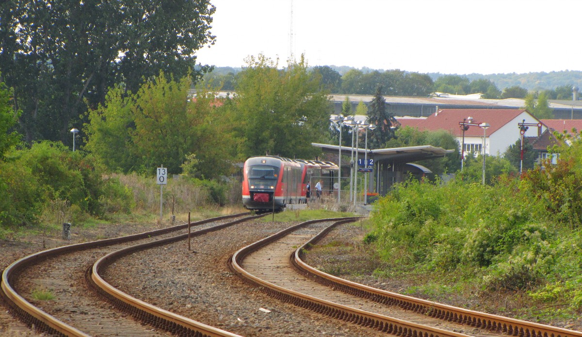 DB 642 702 + 642 730 als RB 34883 von Nebra nach Naumburg Ost, am 07.09.2013 beim Kreuzungshalt in Laucha.