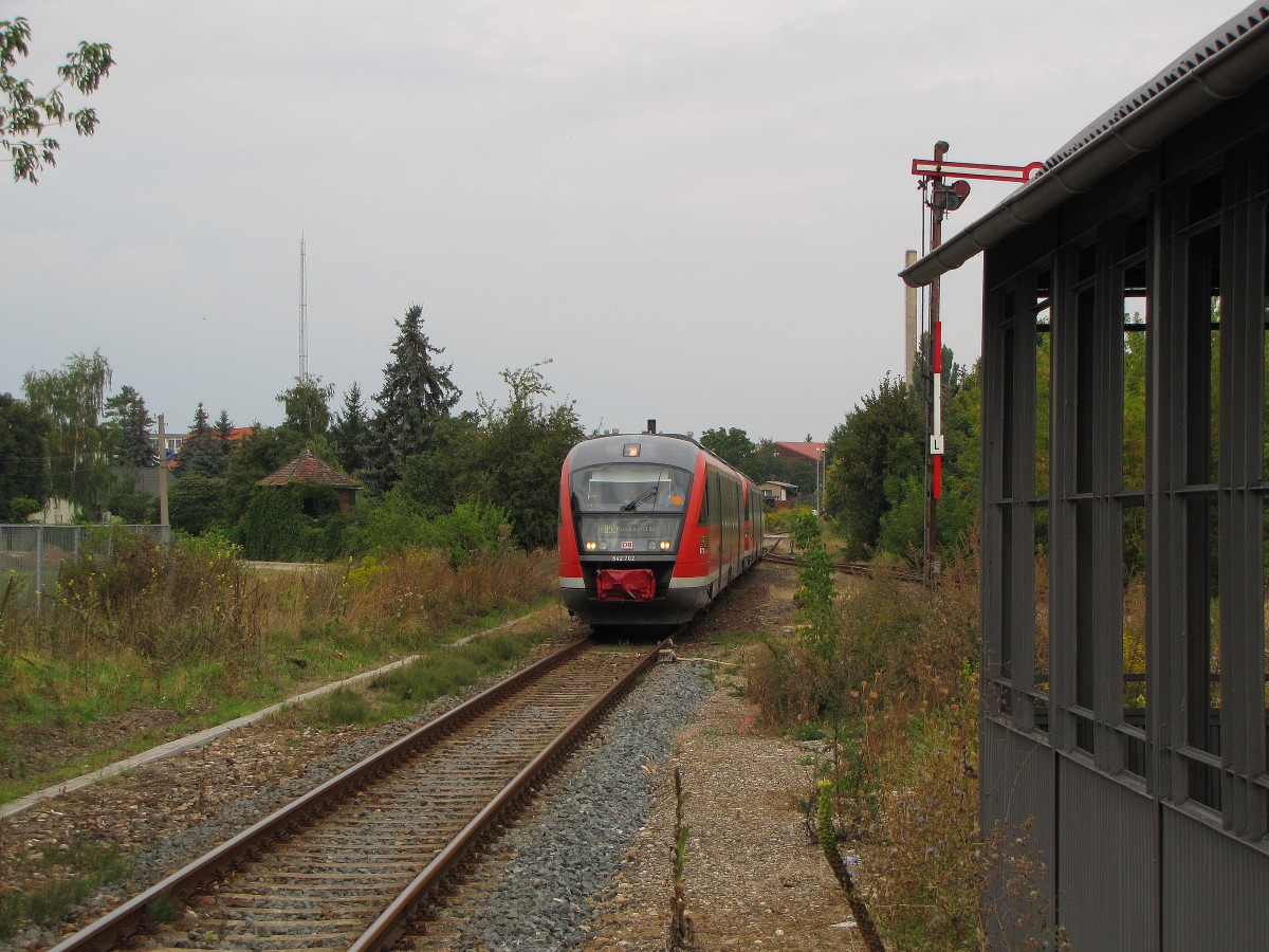 DB 642 702 + 642 730 als RB 34871 von Nebra nach Naumburg Ost, am 08.09.2013 bei der Einfahrt in Laucha. Wegen dem 80. Freyburger Winzerfest pendelten zwischen Naumburg und Nebra an diesem Wochenende diese Baureihe statt der Baureihe 672.