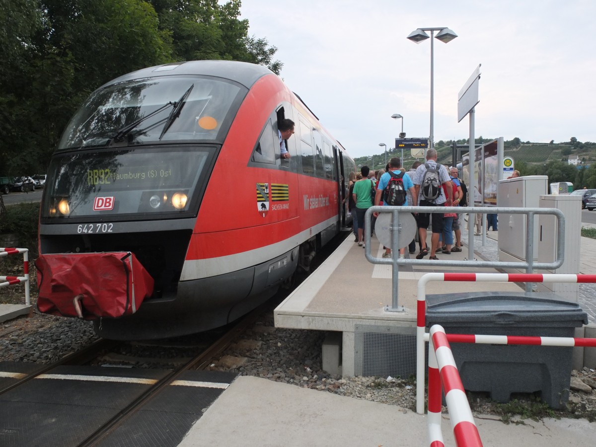 DB 642 702 + 642 730 als RB 34888 von Nebra nach Naumburg Ost, am Winzerfestsonntag den 08.09.2013 am Haltepunkt in Freyburg. (Foto: Heiko Kern)