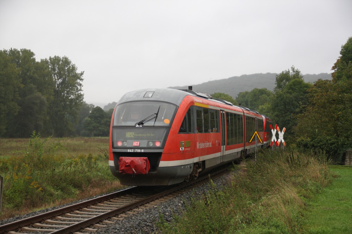 DB 642 719-8 + 642 221 als RB 34875 von  Nebra nach Naumburg Ost, am 13.09.2014 in Balgst�dt. (Foto: Jens-Peter Ruske)