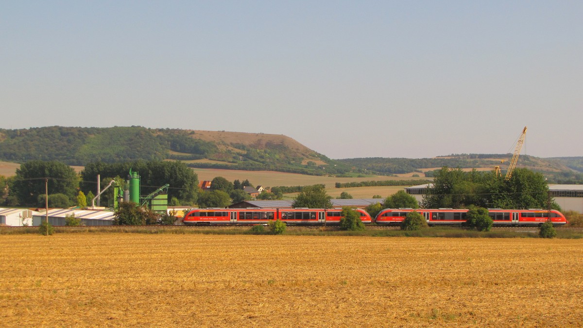 DB 642 730 + 642 702 als RB 34880 von Naumburg Ost nach Nebra, am 07.09.2013 in H�he der ehemaligen Zuckerfabrik in Laucha.


