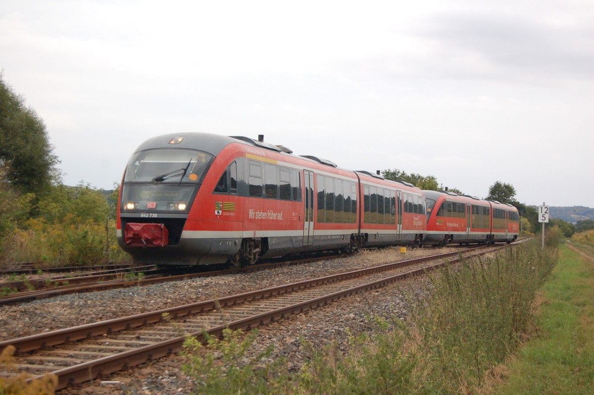 DB 642 730 + 642 702 als RB 34884 von Naumburg Ost nach Nebra, am 08.09.2013 bei der Einfahrt in Laucha. (Foto: dampflok015)
