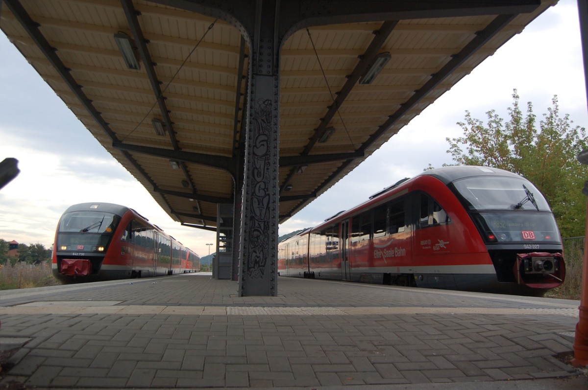 DB 642 730 + 642 702 als RB 34868 (Naumburg Ost - Nebra) und DB 642 227 + 642 219 als RB 34869 (Nebra - Naumburg Ost), am 08.09.2013 beim Halt in Laucha. (Foto: dampflok015)