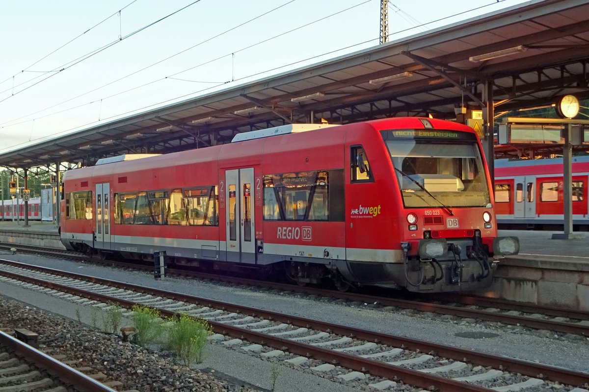 DB 650 023 wartet am 13 September das Abfahrtsignal ab in Plochingen.