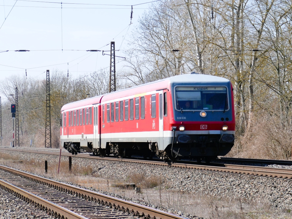 DB 928 636 mit der Zugzielanzeige  Kusel“ als Tfzf aus Ludwigshafen (Rhein) am 21.03.2025 bei der Einfahrt in Naumburg (S) Hbf. Ab Naumburg brachte ihn die EBS V200 507 zum DB Stillstandsmanagement nach Karsdorf.
