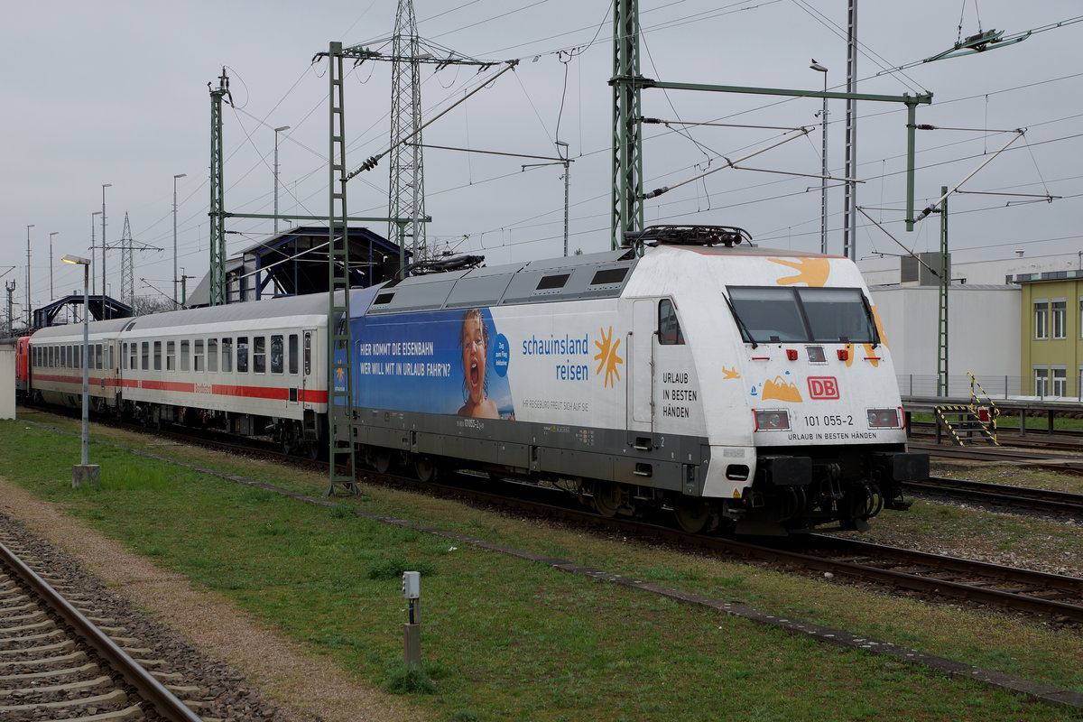 DB: Am Ende des Leichenzuges mit der 181 215-5 wurde am 1. April 2016 die Werbelok 101 055-2 mitfefhrt.
Foto: Walter Ruetsch