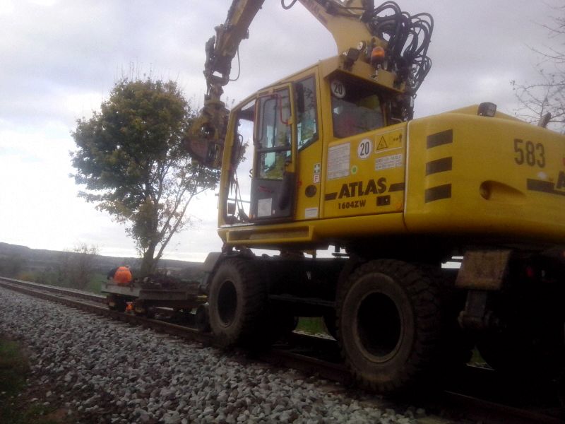 DB Bahnbau Gruppe 99 80 9901 135-0 Zweiwegebagger bei Gleisbauarbeiten am 26.10.2013 bei Kleinjena. (Foto: Lars Zich)