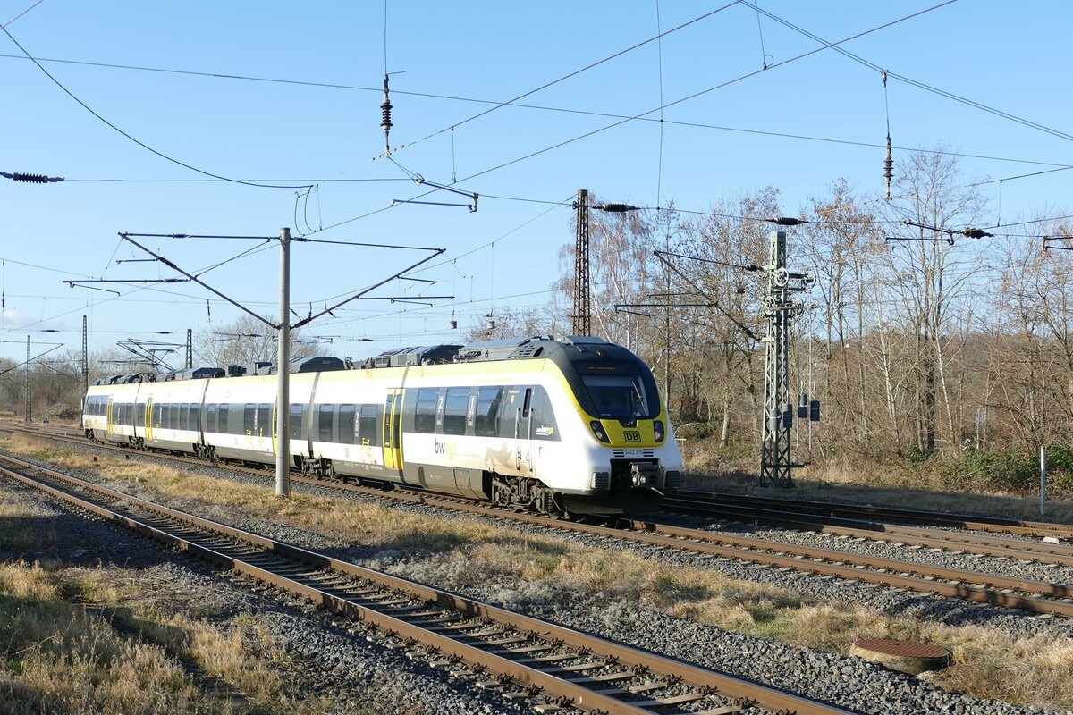 DB bwegt 3442 215 als Tfzf Richtung Weißenfels, am 03.01.2022 in Naumburg Hbf. (Foto: Wolfgang Krolop)