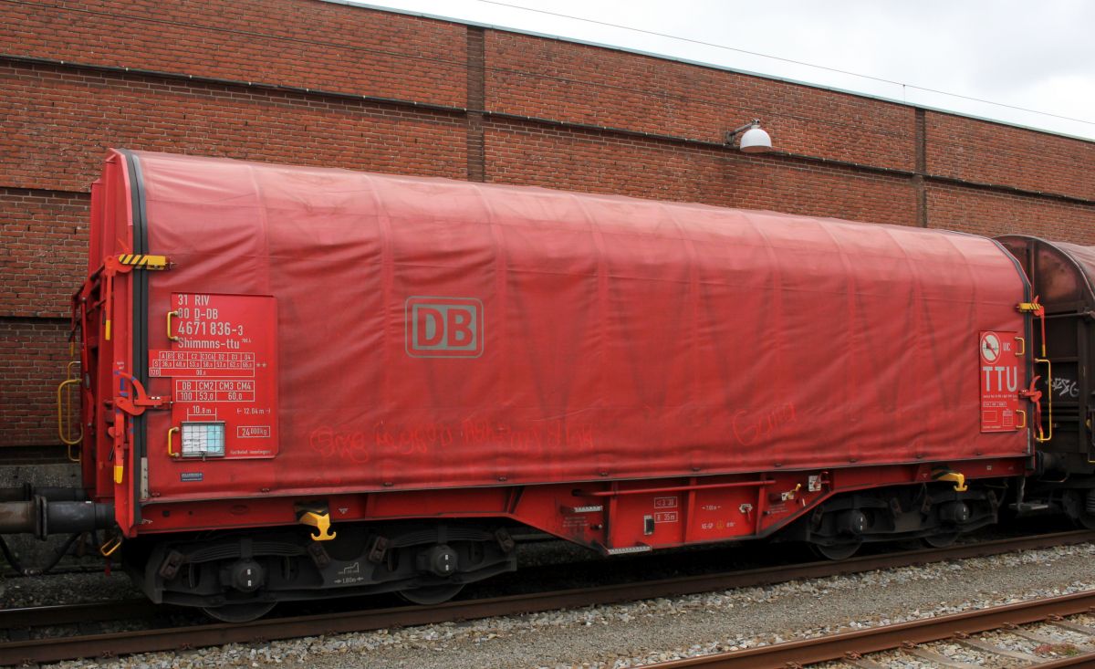DB Cargo 4-achsiger Drehgestellflachwagen mit vier Radsätzen, verschiebbaren Teleskophauben und Lademulden für Coiltransporte der Gattung Shimmns-ttu 708.4 registriert unter 3180 4671 836-3 D-DB. Padborg 25.05.2019