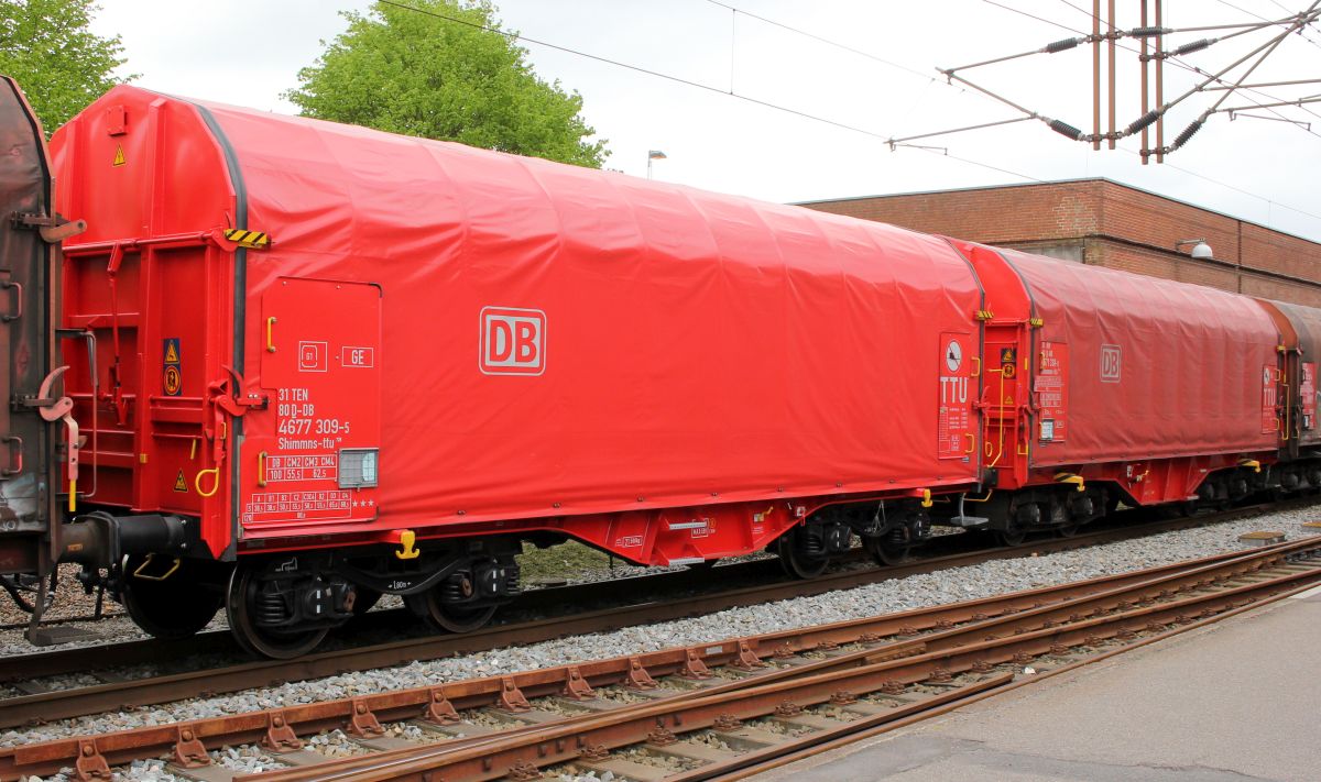 DB Cargo 4-achsiger Drehgestellflachwagen mit vier Radsätzen, verschiebbaren Teleskophauben und Lademulden für Coiltransporte der Gattung Shimmns-ttu 728 registriert unter 3180 4677 309-5 D-DB und zum Vergleich dazu der Shimmns-ttu 708-4 3180 4671 338-0. Padborg 25.05.2019