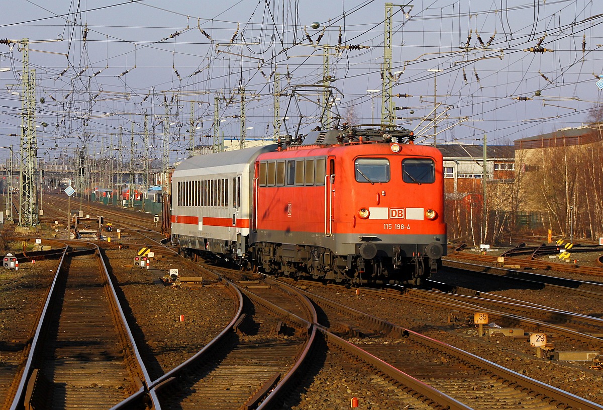 DB E10 198/6115 198-4 verlässt hier mit dem PbZ 2455(Neumünster Gbf - Hamburg-Langenfelde) Neumünster Richtung Hamburg. 17.02.2016