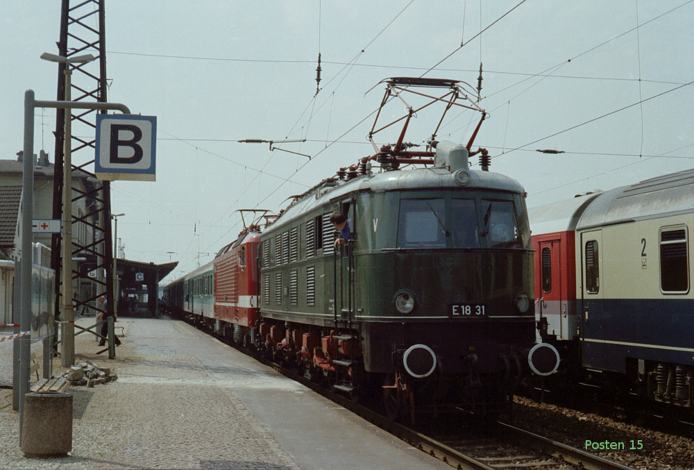 DB E18 31 w�hrend einer Schulungsfahrt mit der RB von Eisenach nach Halle (S) Hbf, am 23.06.1993 in Naumburg Hbf. (Foto: J�rg Berthold)