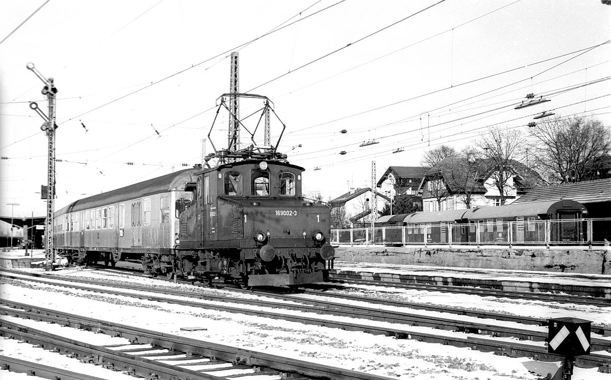 DB E69 02 mit Personenzug nach Oberammergau, Ausf. Murnau 02.01.1978 
