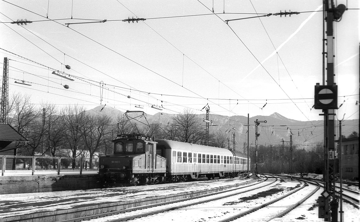 DB E69 03 fährt mit ihrem Personenzug aus Oberammergau in Murnau ein 02.01.1978