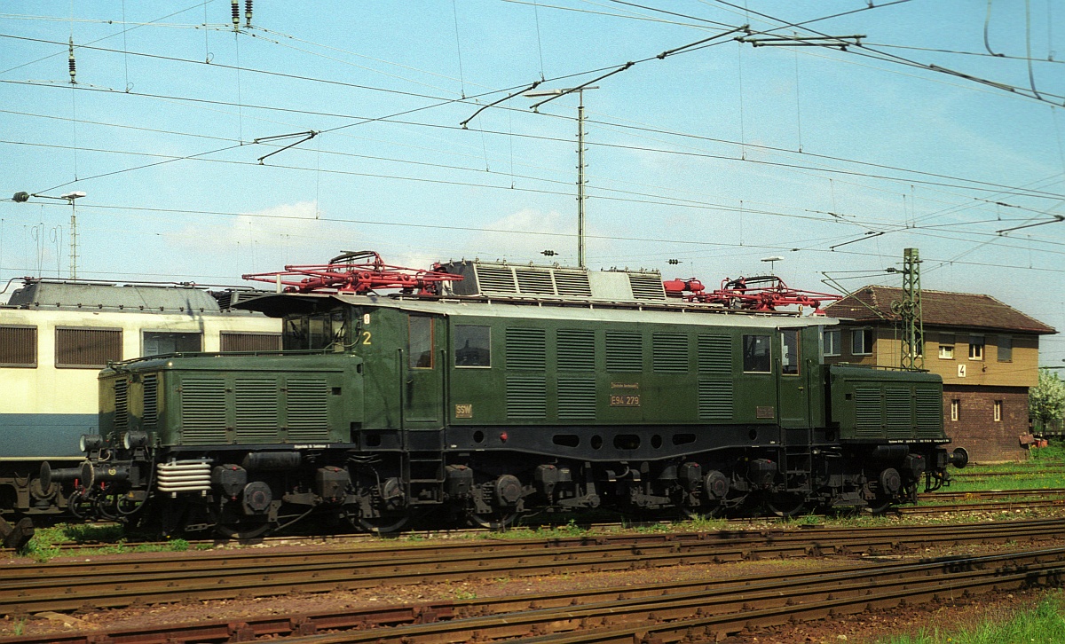 DB E94 279 aufgenommen im Zuge einer Besichtigungstour im Bw Kornwestheim am 25.04.2000 (Bearb: M.Steiner, (C) D.Schikorr)