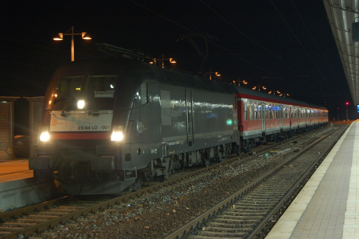 DB ES 64 U2-001 mit der RB 92828 nach Eisenach, am 11.11.2013 in Naumburg Hbf. Wegen Bauarbeiten zwischen Naumburg und Wei�enfels begann die RB auf Gleis 4 in Naumburg. (Foto: dampflok015)