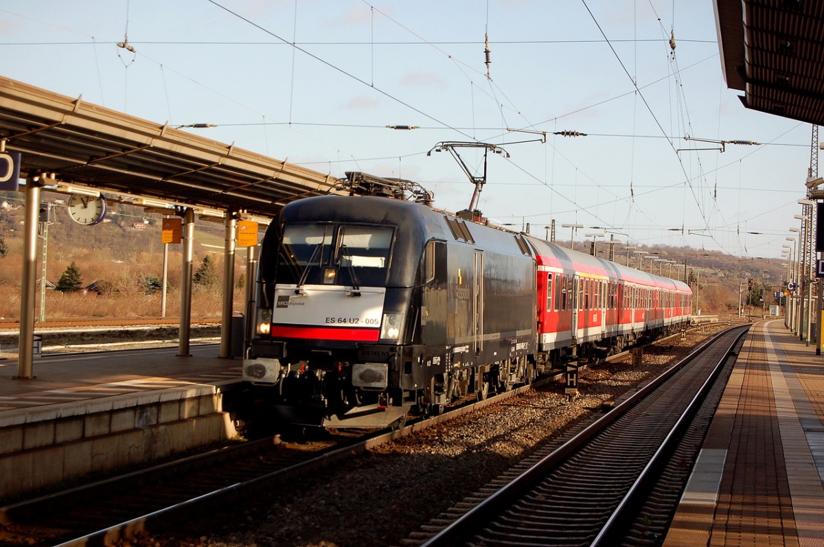 DB ES 64 U2-005 mit der RB 16314 von Halle (S) Hbf nach Eisenach, am 06.12.2013 in Naumburg Hbf. (Foto: dampflok015)