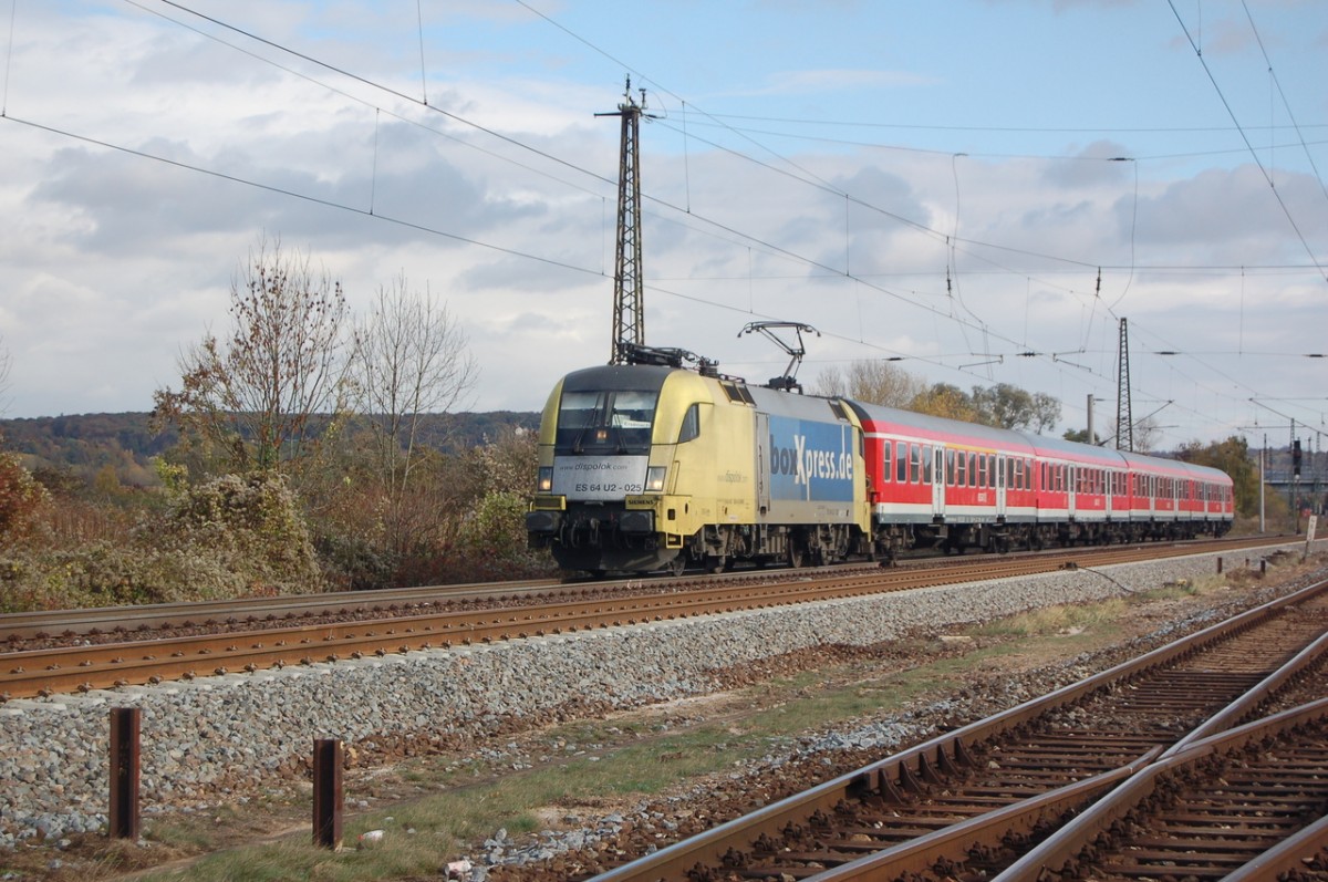 DB ES 64 U2-025 mit der RB 16316 von Halle (S) Hbf nach Eisenach, am 24.10.2013 bei der Ausfahrt in Naumburg Hbf. (Foto: dampflok015)