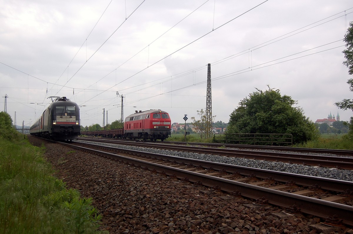 DB ES 64 U2-028 mit der RB 16316 von Halle (S) Hbf nach Apolda, am 17.05.2014 bei der Ausfahrt in Naumburg Hbf. Daneben steht die DB 218 272 mit Schotter von einer Gleisbaustelle bei O�manstedt, der auf Lkw´s verladen wird. (Foto: dampflok015)