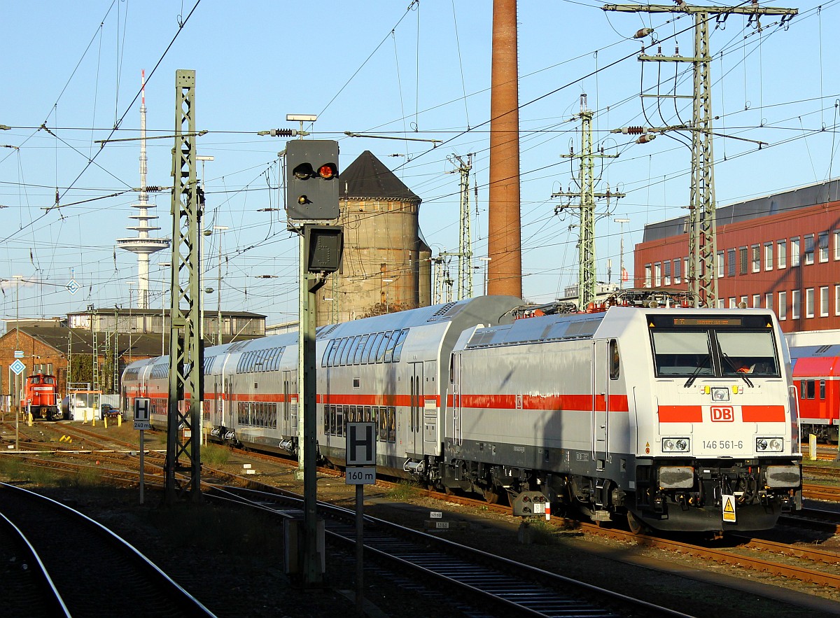 DB Fernverkehr 6146 561-6 mit ihren neuen IC-Dostos(3xDBpza 682.2, 456-8/457-6/458-4, ein DApza 16-81 168-1 und der Steuerwagen DBpbzfa 668.2 86-81 863-2, alle Unt/106/14.10.15) abgestellt zu Schulungszwecken im Bereich des Bremer Hauptbahnhofes. 20.11.2015