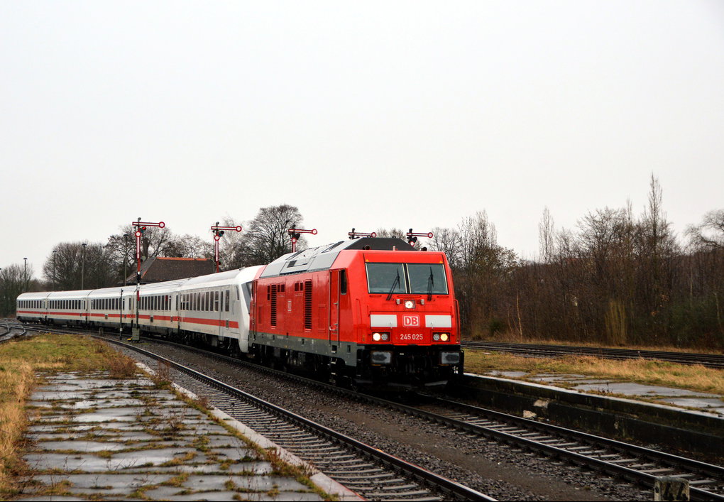 DB Fernverkehr in Zeitz. Der Leerpark f�r den IC 5152 (Gera Hbf - D�sseldorf Hbf) wurde am 10.03.2019 via Zeitz nach Gera �berf�hrt. DB 245 025 mit IC Leerpark, Einfahrt Zeitz am 10.03.2019