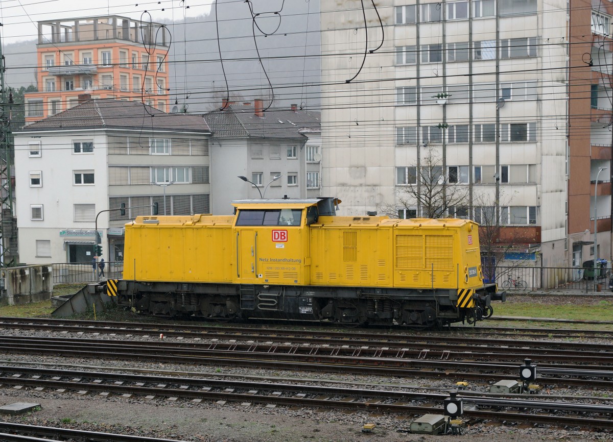 DB: Fotografieren in Singen am 20. November 2015 trotz starkem Wind und Dauerregen. Die 9280 1 203 305-8 D-DB der Netzinstandhaltung stand auf einem Abstellgeleise im Regen.
Foto: Walter Ruetsch