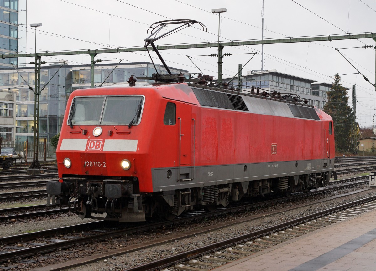 DB: Fotografieren in Singen am 20. November 2015 trotz starkem Wind und Dauerregen. Bereits nach dem kommenden Fahrplanwechsel ist auch die BR 120 im Fernverkehr auf der Gubahn Geschichte. Sehr schade!
Foto: Walter Ruetsch