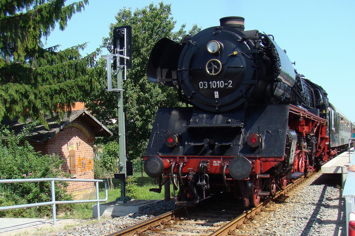DB Museum 03 1010-2 als Schlusslok am DPE 80333 von Leipzig Hbf �ber Freyburg Bbf nach Gro�heringen anl�sslich der Saale-Weinmeile am 08.06.2014 in Ro�bach. (Foto: G�nther G�bel)