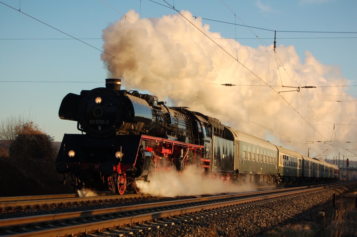 DB Museum 03 1010-2 mit dem  Ski & Rodel-Express  DPE 80344 von Leipzig Hbf zum Rennrodel Weltcup nach Oberhof, am 11.01.2014 in Naumburg Hbf. (Foto: dampflok015)