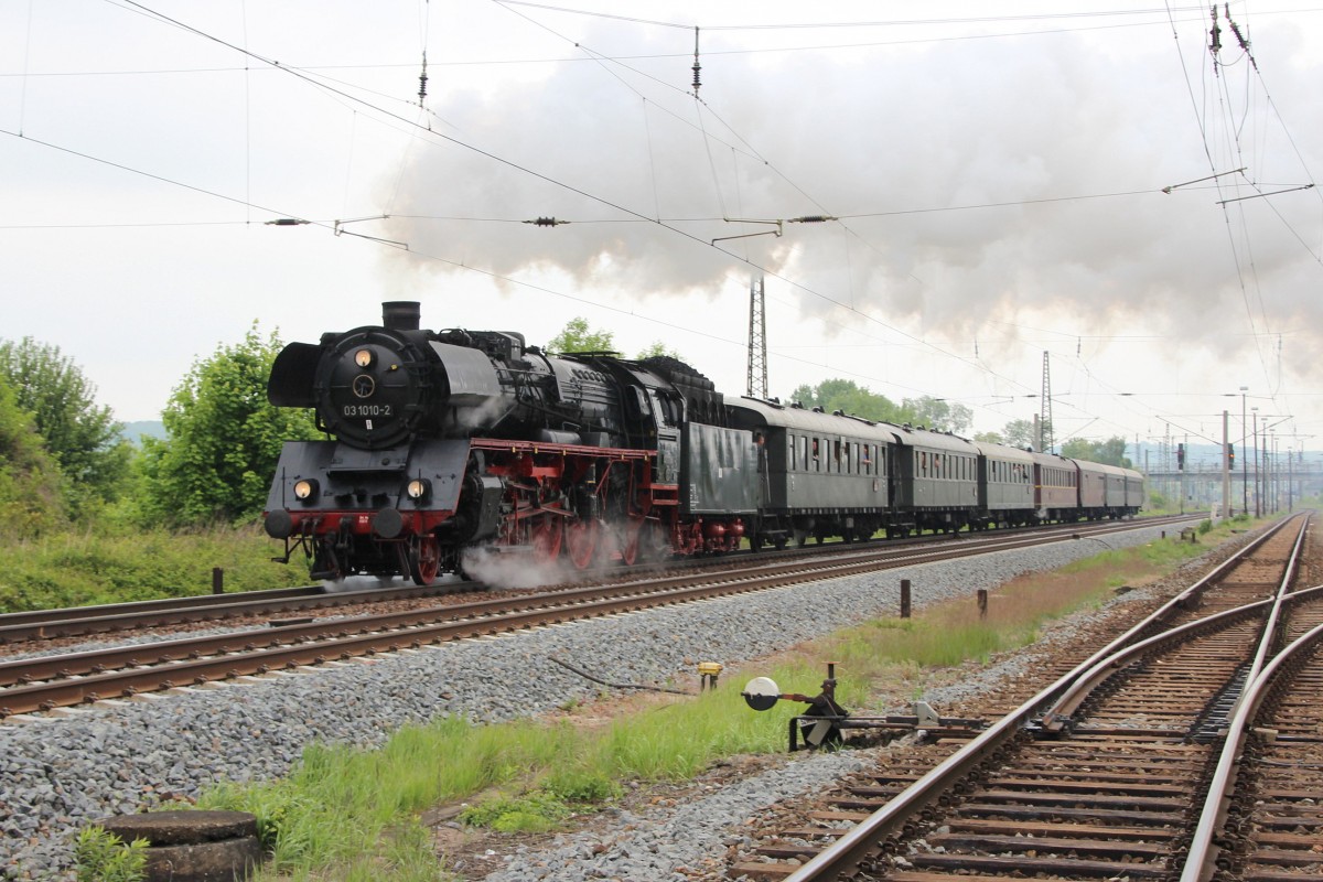 DB Museum 03 1010-2 mit dem DPE 20041 von Berlin-Sch�neweide Pbf nach Meiningen, am 17.05.2014 bei der Ausfahrt in Naumburg Hbf. (Foto: M. Enke)