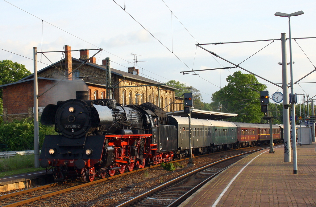 DB Museum 03 1010-2 mit dem DPE 20042 von Meiningen nach Berlin-Sch�neweide Pbf, am 17.05.2014 im Bf Artern. (Foto: Michael Rathmann)