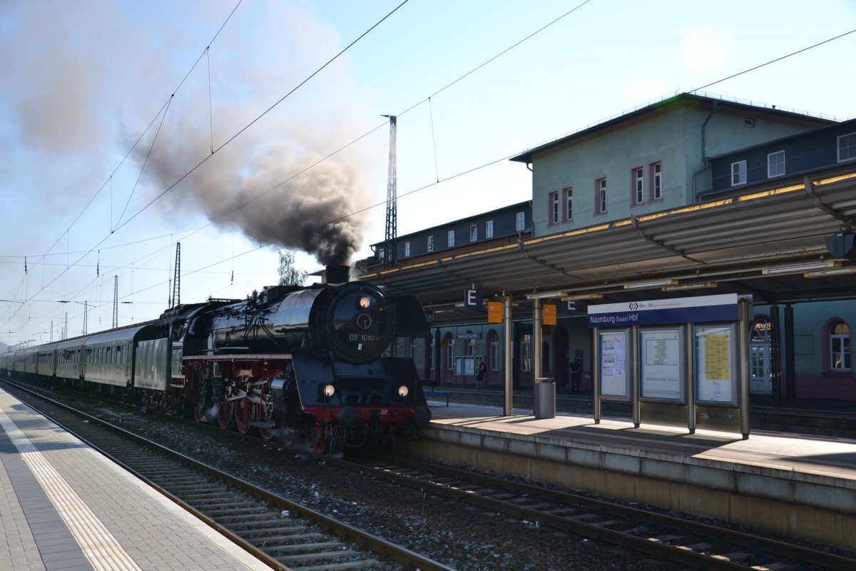 DB Museum 03 1010 mit dem DPE 15926 von Berlin Sch�neweide Pbf nach Meiningen, am 07.09.2013 in Naumburg Hbf. (Foto: Roberto Franke) 