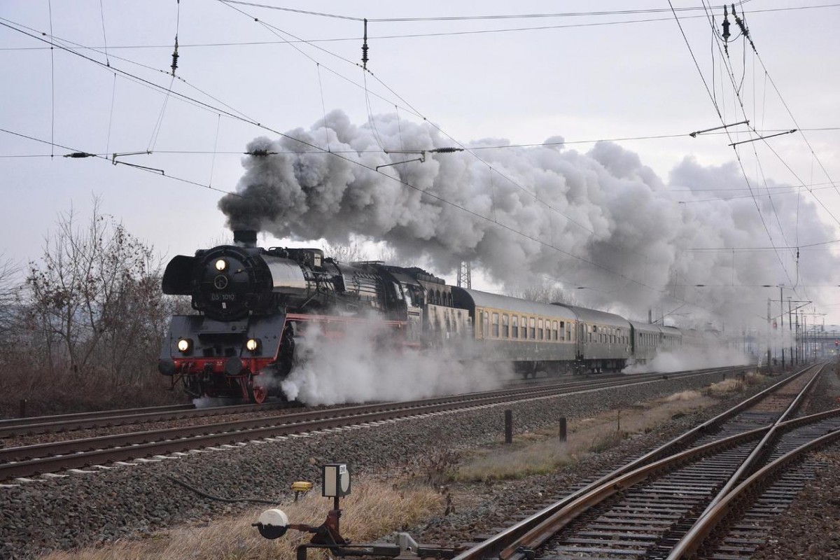 DB Museum 03 1010 mit dem DPE 24240 von Leipzig-Plagwitz zum Rennrodel-Weltcup nach Oberhof (Thür), am 16.01.2016 in Naumburg Hbf. (Foto: dampflok015)