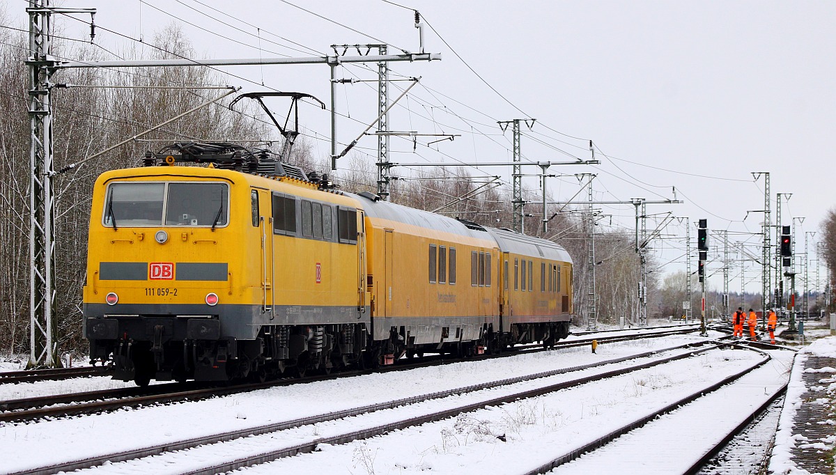 DB Netz 111 059-2 verlässt mit dem RailLab3 und dem Dienst mzf 721.2 in Jübek Richtung Flensburg. Jübek 31.03.2022