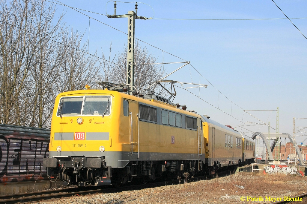 DB Netz 111 059 mit RailLab 3 Messzug Ausfahrt Rbf. Hamburg-Süd Richtung Winsen (Luhe) am 19.03.2015