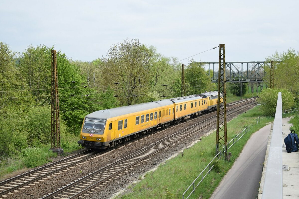 DB Netz 60 003-4 mit einem Messzug und DB Netz 218 392-8 Richtung Bad Kösen, am 08.05.2022 in Naumburg (S) Hbf. (Foto: Andreas Blume)