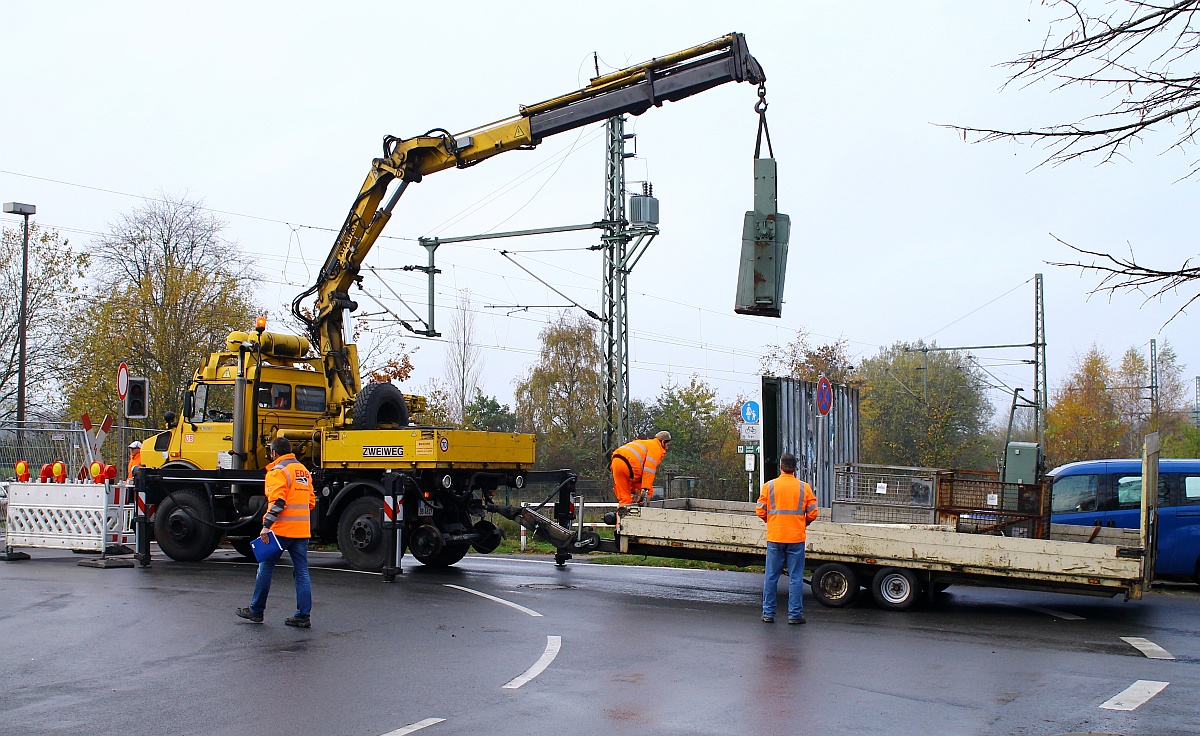 DB Netz AG Zweiwege Unimog U1650(Schweres Nebenfahrzeug 97 59 99 017 60-4)aufgenommen während der Abrissarbeiten des Bü Karpfenteich am Bhf Schleswig. 10.11.2014