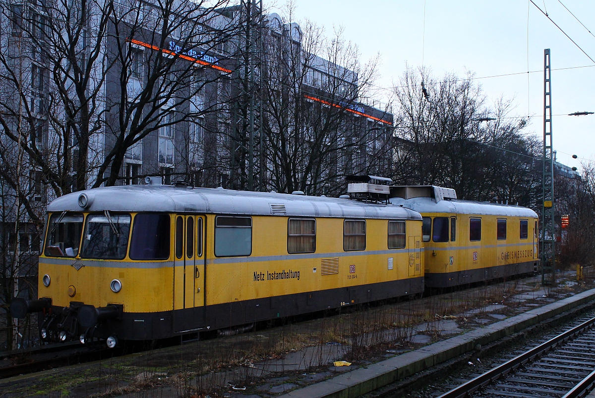DB Netz Instandhaltung Gleismesstriebwagen 725 004-6(GMTZ, REV/628/02.07.19) und Gleismesstriebwagen 726 004-5(GMTZ,REV/628/02.07.2019) abgestellt im Bhf Hamburg Altona. 21.02.2015