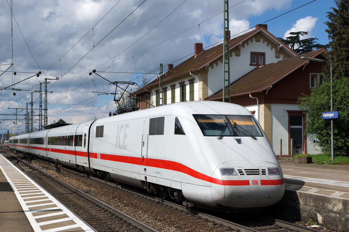 DB: Nicht mehr all zu lange Zeit werden die ICE das historische Bahnhofsgebude Haltingen passieren. Der Abbruch des Bahnhofs und die Sanierung der Strecke sind nmlich schon seit lngerer Zeit geplant und zum Teil bereits in Arbeit. Haltingen 14. April 2016.
Foto: Walter Ruetsch