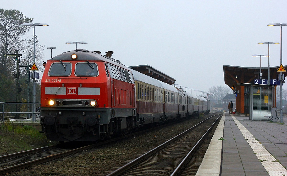 DB Regio Kiel 218 453-9(REV/HB X/04.04.08, Verl/26.02.16) hatte heute die Ehre den DPE 98/AKE Rheingold von Hamburg nach Westerland/Sylt zu bringen, hier konnte der sehr anmutig wirkende Zug(bezogen auf die Wagen) in Niebüll festgehalten werden. 01.11.2015