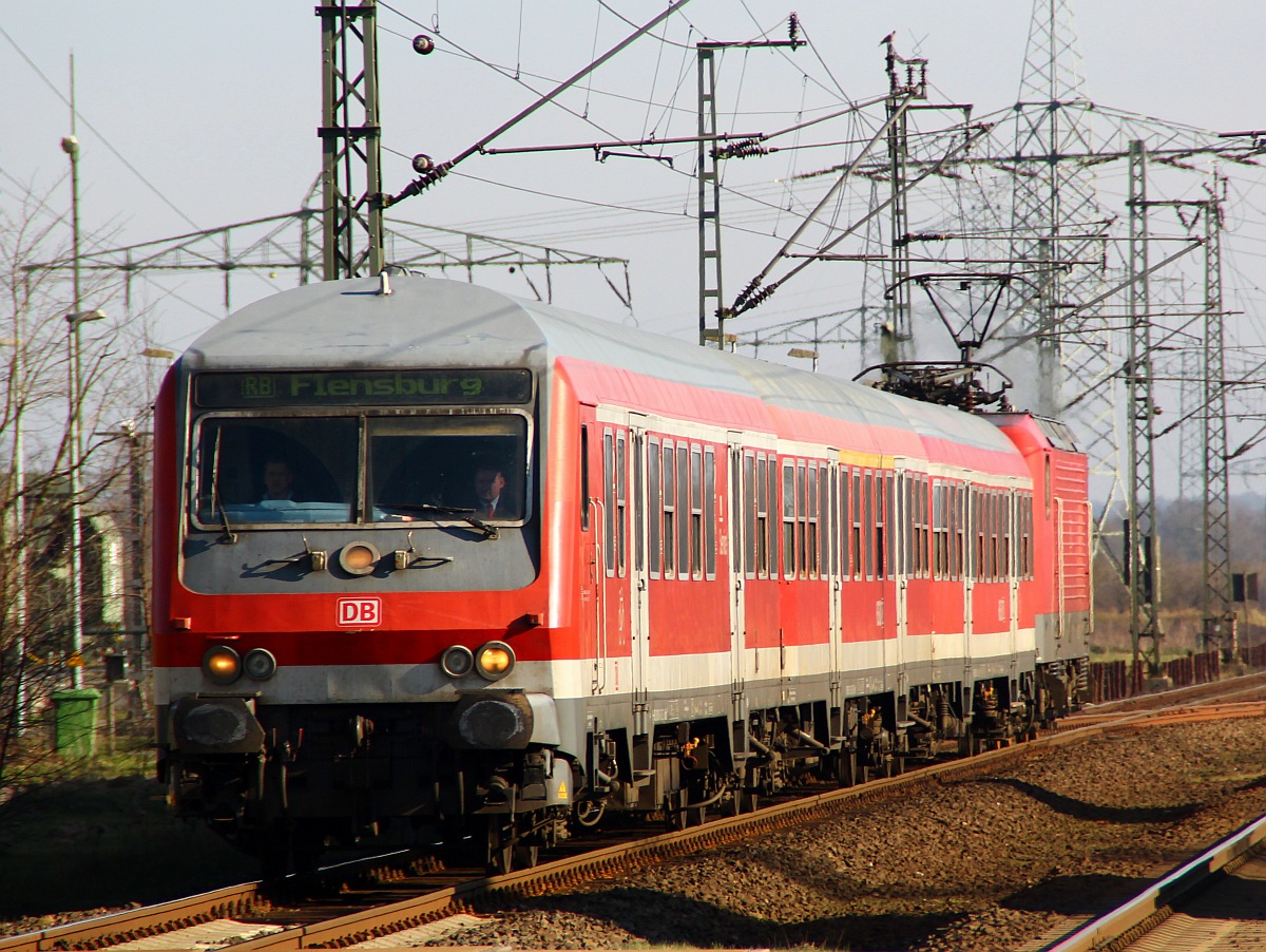 DB Regio RB 21072 mit Schublok 143 311 kurz vor dem Halt in Jübek. 24.03.2012